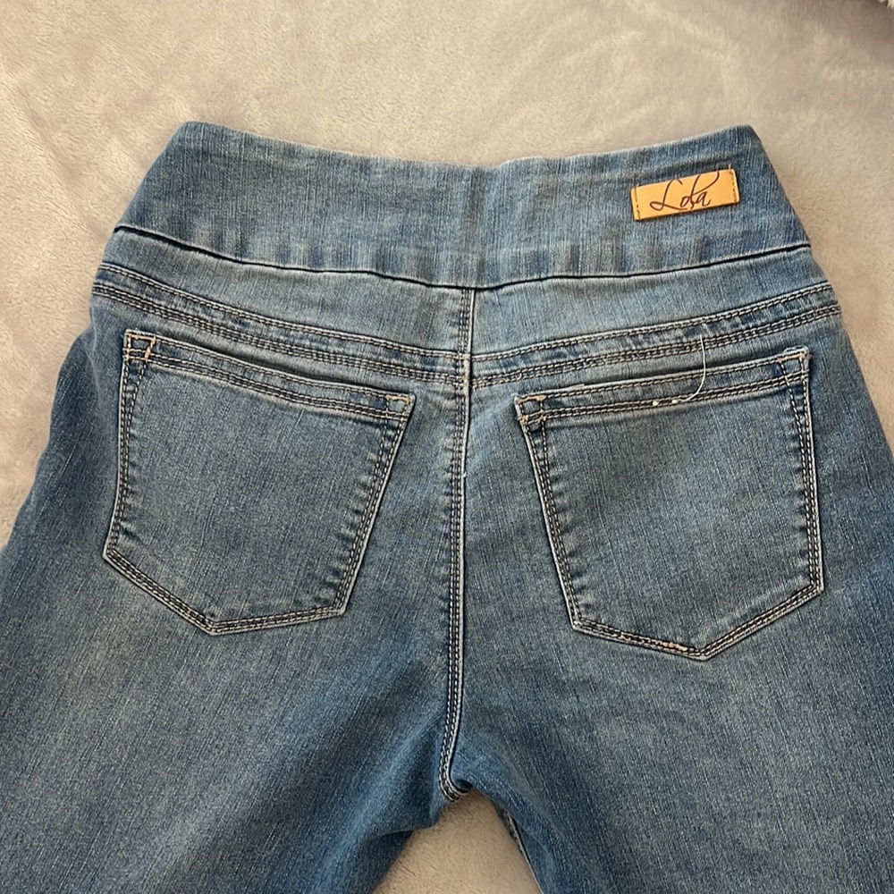 Lola Jeans. USA size 2. Mid Rise Skinny
